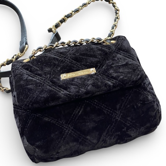 Betsey Johnson Black Velvet Quilted Crossbody Bag Chain Strap Coin AirPods Pouch - Picture 2 of 12